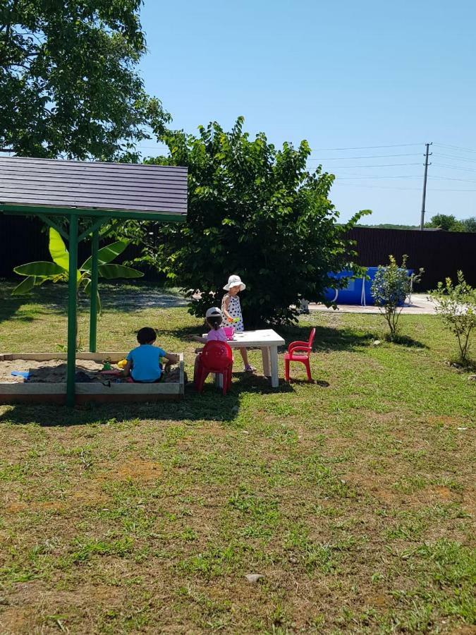 غوداوتا Solnechny Bereg Guest House المظهر الخارجي الصورة